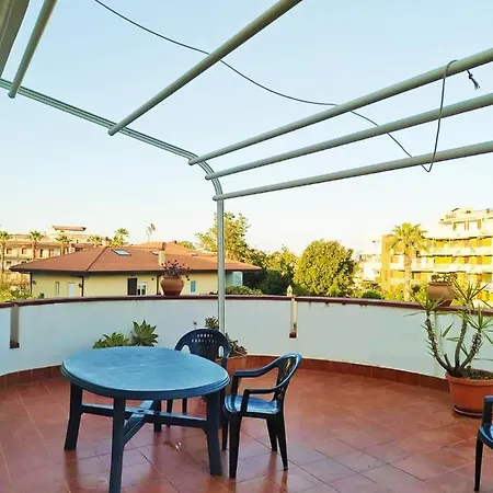 Attico Con Ampio Terrazzo A 200 M Dalla Spiaggia Apartment